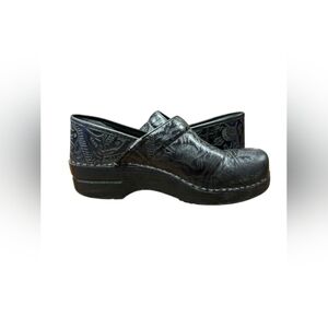 Dansko Clogs Leather Black Foliage Floral Design Size 38 (7.5) EUC